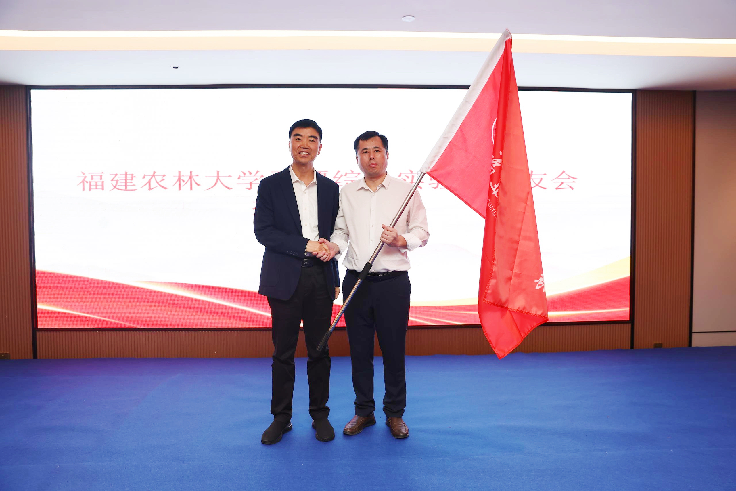 林庆藩为平潭校友授beat365中文官方网站校旗.jpg 林庆藩为平潭校友授beat365中文官方网站校旗.jpg