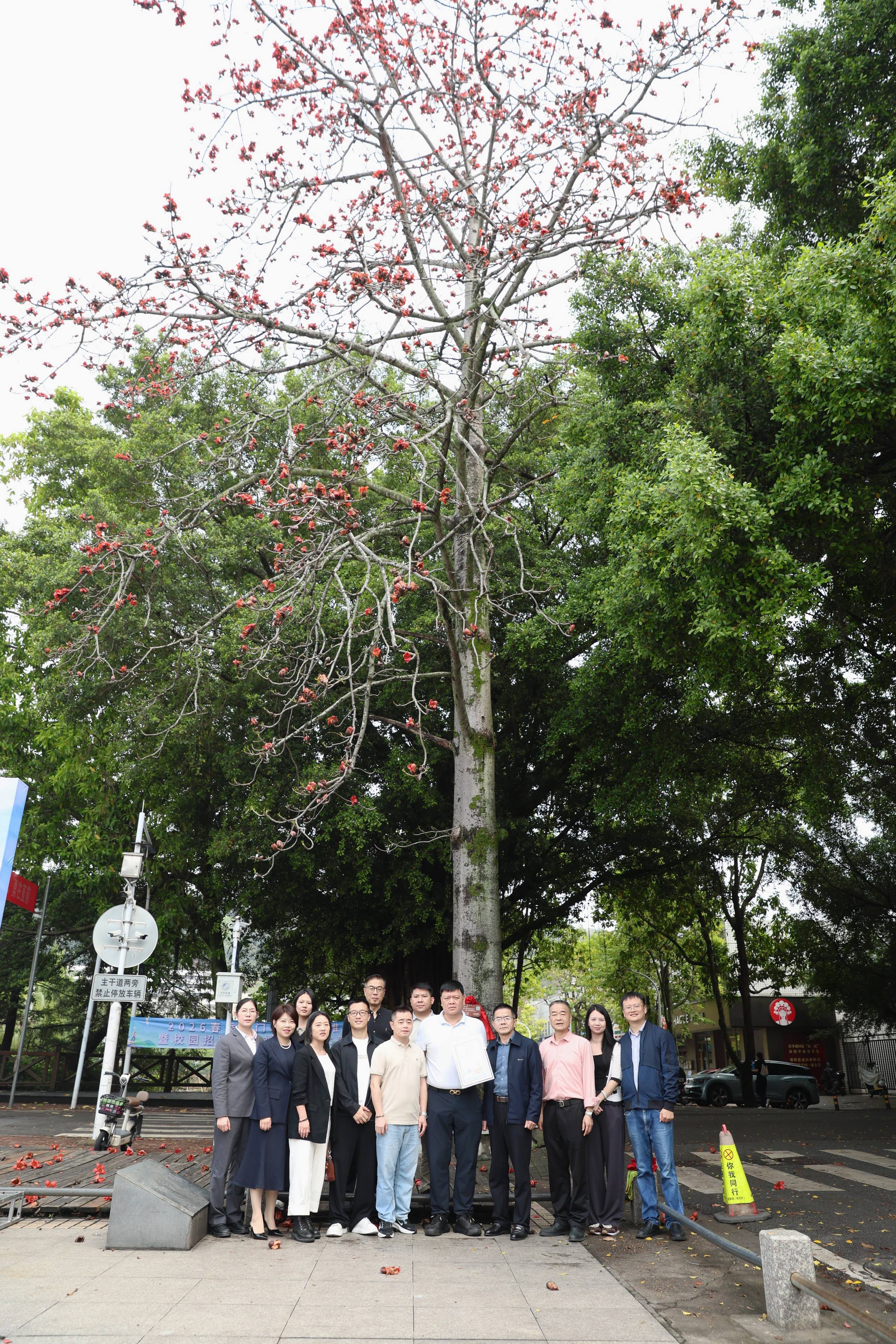 在认养树木前合影.JPG
